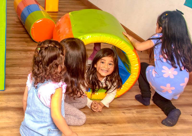 Niños pequeños explorando